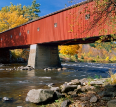 Puente histórico de Cornualles en otoño