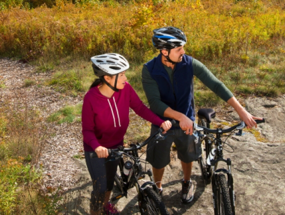 Una pareja en bicicleta en otoño (CTVisit)