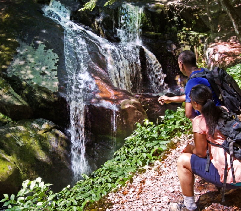 Pareja de senderismo Enders Falls