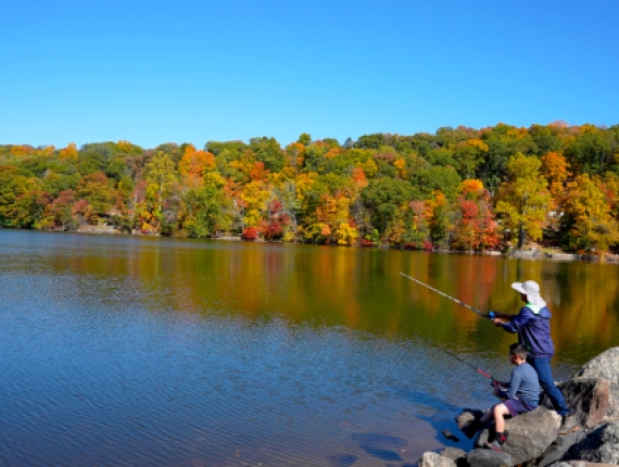 Padre e hijo pescando en Squantz Pond en New Fairfield