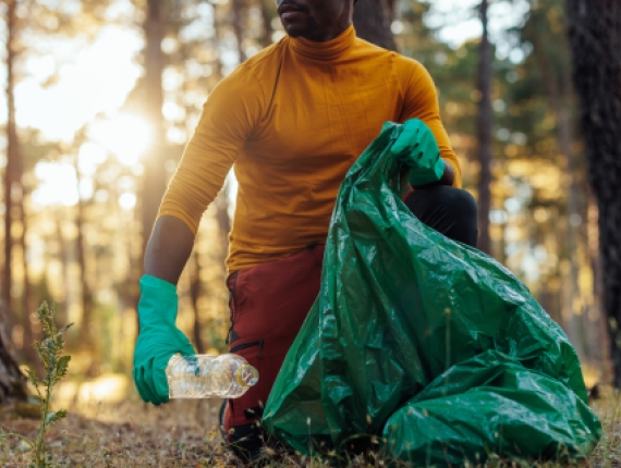Hombre recogiendo basura en el bosque estatal de CT
