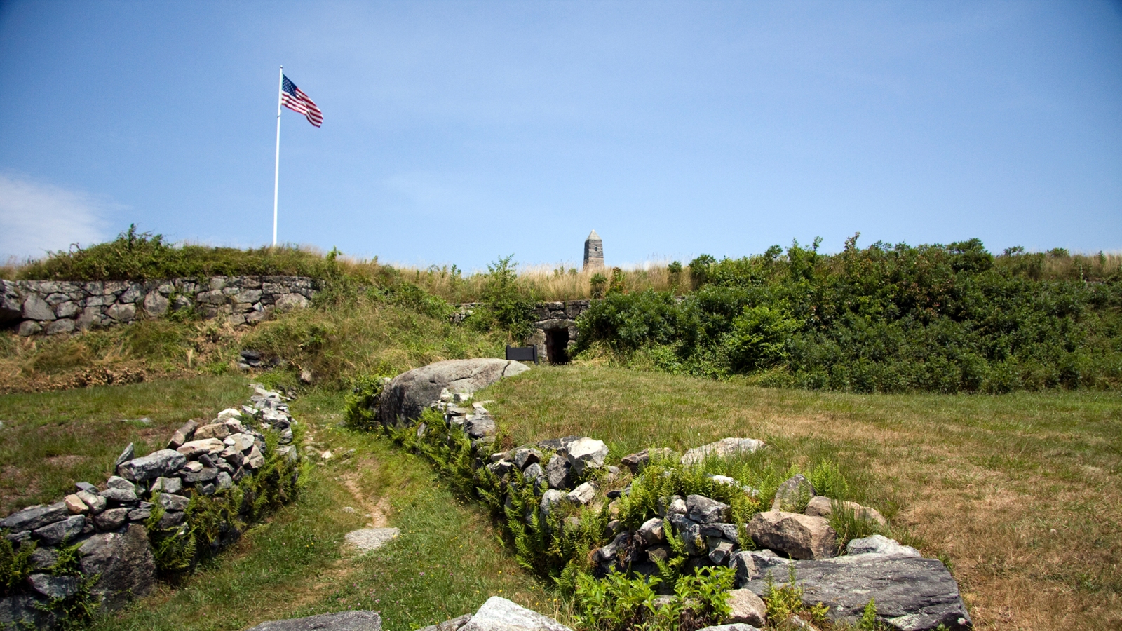 Bandera, monumento y muros de piedra en Fort Griswold (CTVisit)