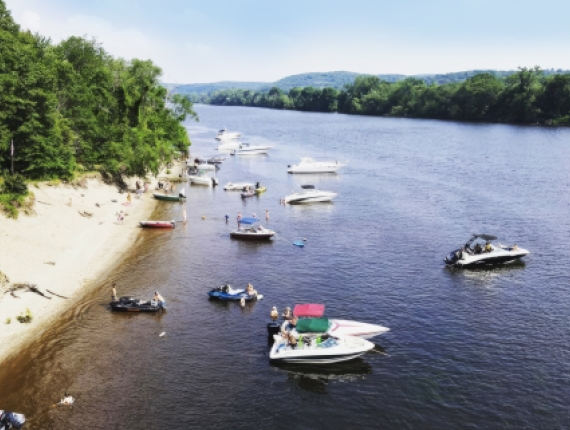 Vista aérea de barcos alineados en la isla Haddam (IG@jwilcox_65)