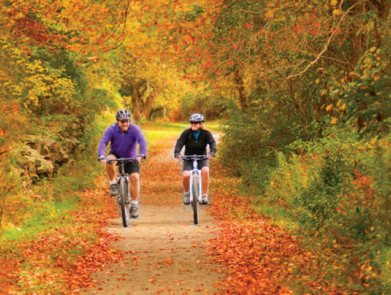 Pareja en bicicleta en Haley Farm en otoño