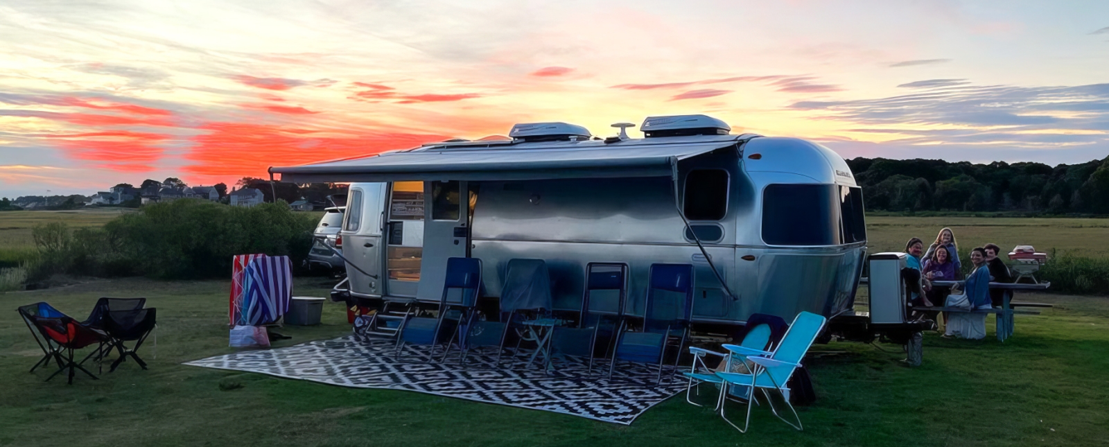 Acampada familiar en el parque estatal Hammonassett (Instagram@adventuresofroytheairstream)