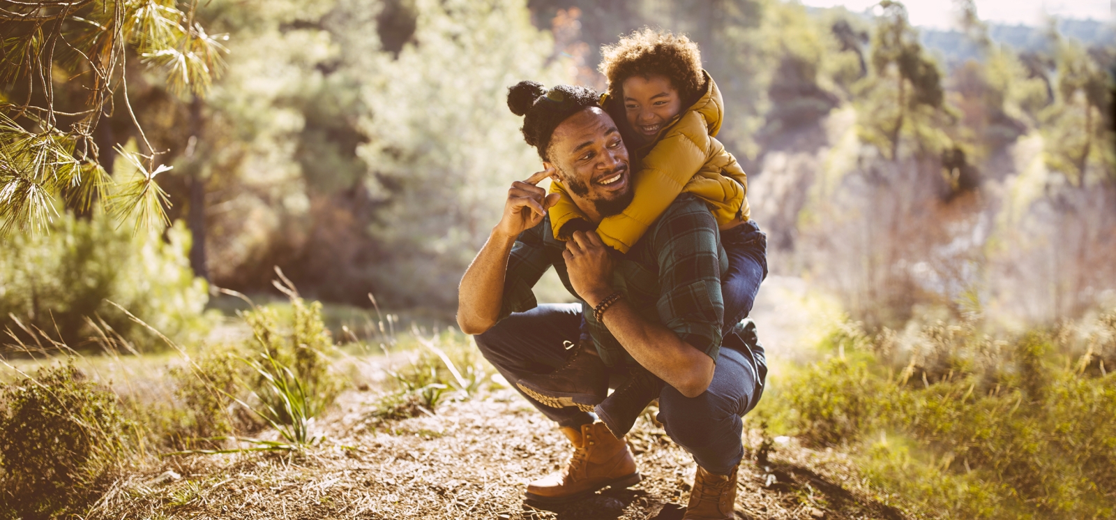 Padre e hijo caminando en el bosque