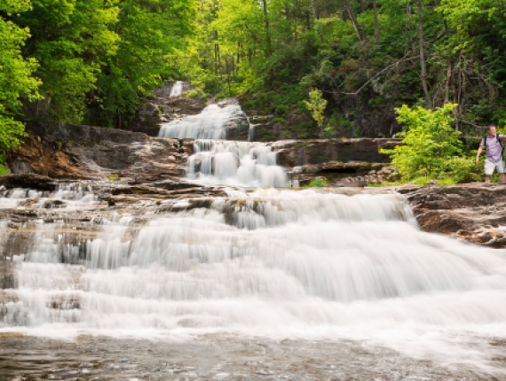 Pareja de senderismo en Kent Falls State Park