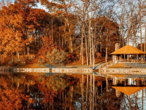 Un refugio en la orilla de un lago reflejando árboles y cielo (Instagram@kaitlyncasso)