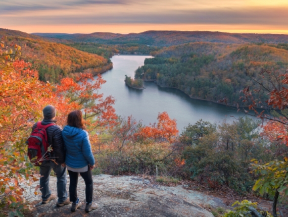 Pareja con vista al paisaje en Peoples State Forest