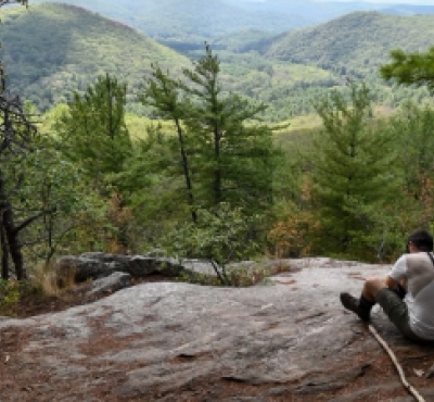 Hombre con vistas al sendero Pine Loop Trail en el parque estatal Housatonic Meadows