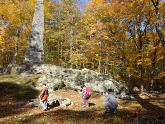 Monumento de exploración familiar en Putnam Memorial State Park