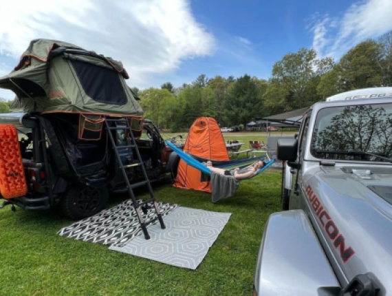 Un jeep y una caravana en un campo en verano (Instagram@jeepin_new_england)