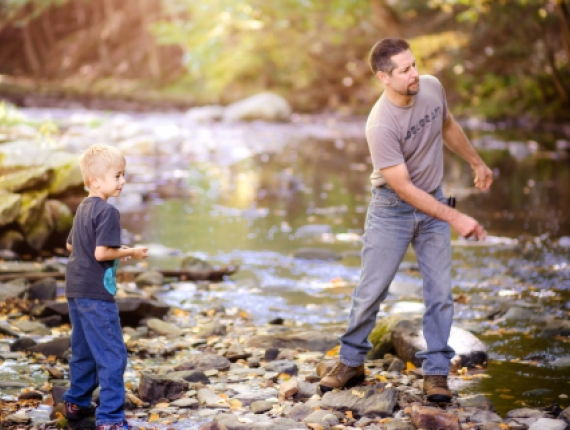 Saltando rocas con papá en Mashamoquet State Park