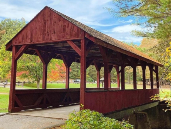 Puente cubierto en Stratton Brook State Park (Instagram@ilovemoo)