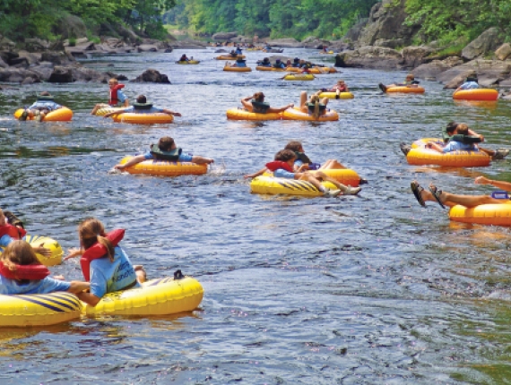 Gran grupo de tubérculos bajando por el río Farmington en el Reino de Satanás