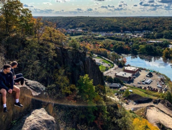 Dos amigos en la cima del Parque Estatal West Rock (Instagram@newhaven365)