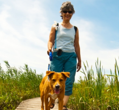 Mujer paseando a un perro en White Memorial