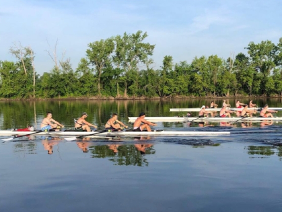 Remeros remando río abajo (Instagram@riverfrontmensrowing)